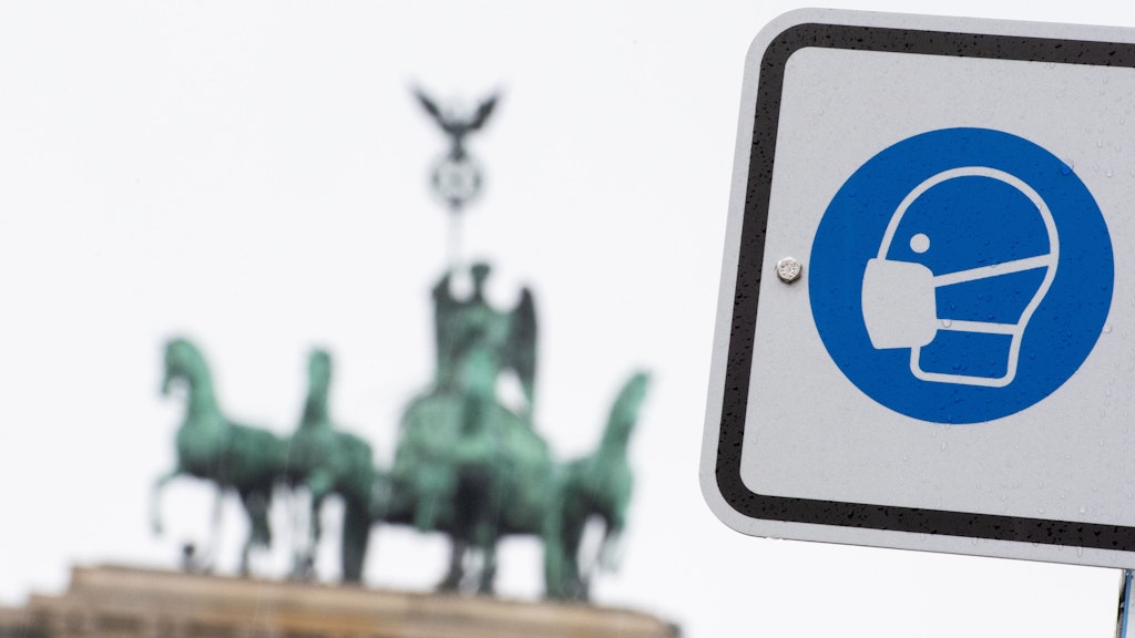 Am Pariser Platz vor dem Brandenburger Tor weist ein Hinweisschild auf die Maskenpflicht hin. Der Senat debattiert über Lockerungen für das Tragen eines Mund-Nasen-Schutzes. 