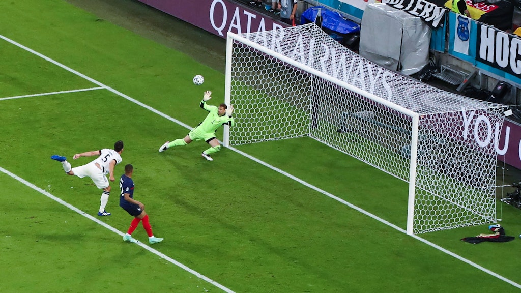 Bitter: Mats Hummels bugsiert eine scharfe Flanke von Frankreichs Lukas Hernandez unbedrängt den Ball ins eigene Tor.