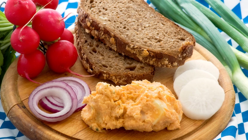 Vollkornbrot ist die gesündeste Variante. Allerdings erkennt man Vollkornbrot nicht an der dunklen Farbe. Ein Blick auf die Zutatenliste ist entscheidend.