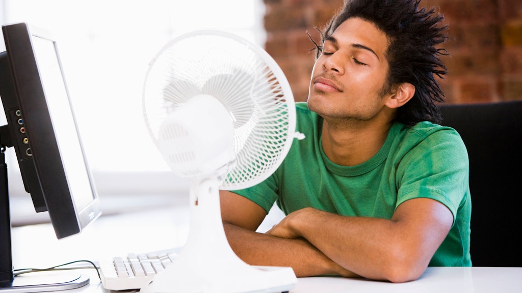 Einen Klimaanlage-Effekt können Sie mit einem Ventilator auch hinbekommen. 