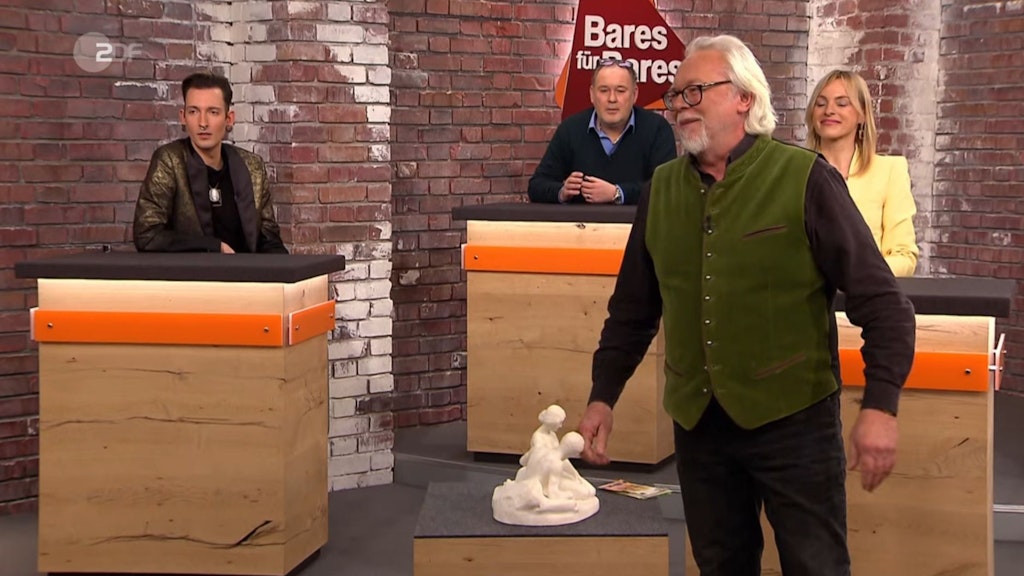 „Bares für Rares“-Händler Friedrich Häusser bekommt den Zuschlag, zahlt 1350 Euro für die Skulptur.