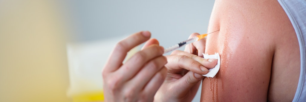 Eine Frau wird von einer Arzthelferin in der für diesen Tag in ein Impfzentrum umfunktionierten Betriebskantine der MV Werften mit dem Impfstoff von Johnson & Johnson gegen das Coronavirus geimpft.