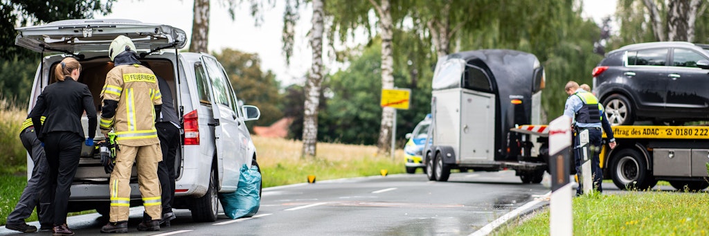 Immer wieder kommt es zu tödlichen Unfällen wie hier im Juli 2020 in Warendorf (NRW). Da war eine Radfahrerin mit ihrem Fahrrad umgekippt und von einem Pferdeanhänger überfahren worden. 