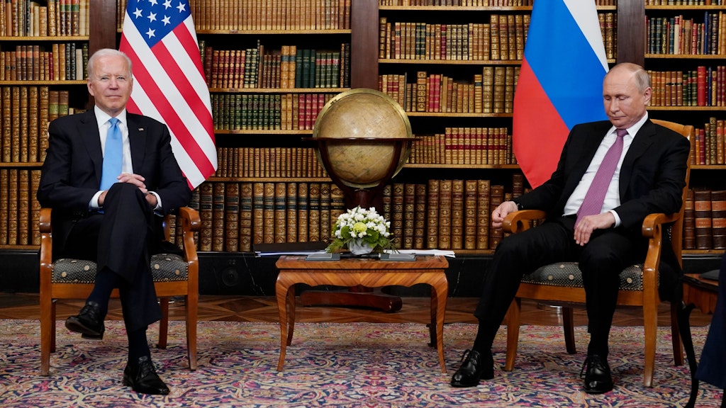 Herren mit schwarzen Socken. Putin wirkt etwas verdrossen, seine Haltung im Sessel fiel schon öfter auf.