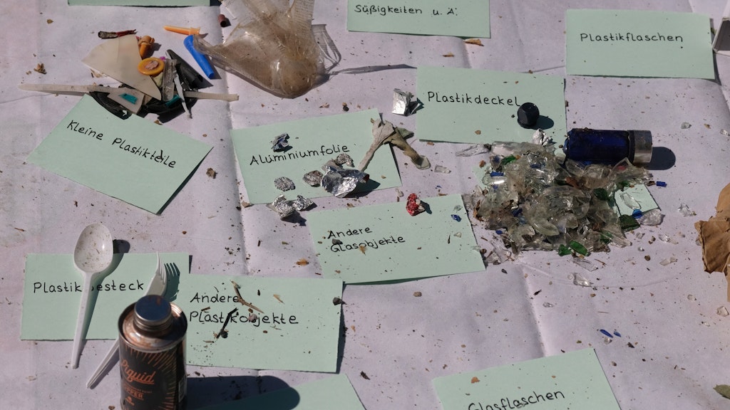 Kronkorken, Glasscherben und Plastikteilchen landen auf der Sammeldecke. <br>