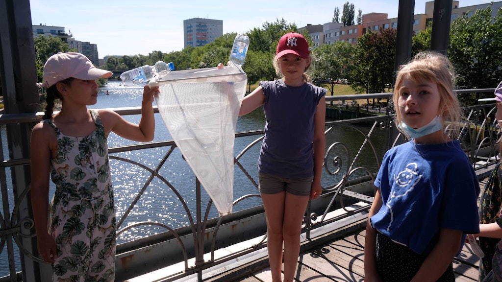 Dieses Netz wird eine Stunde lang in der Spree schwimmen und Mikroplastik einfangen. Später wird es im Labor untersucht. 