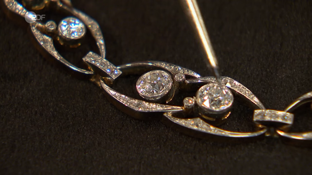 Schmuck-Expertin Heide Rezepa-Zabel gefallen bei „Bares für Rares“ vor allem die edlen Diamanten.