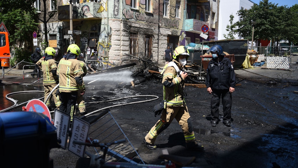 Feuerwehrmänner löschen letzte Brandnester.<br>