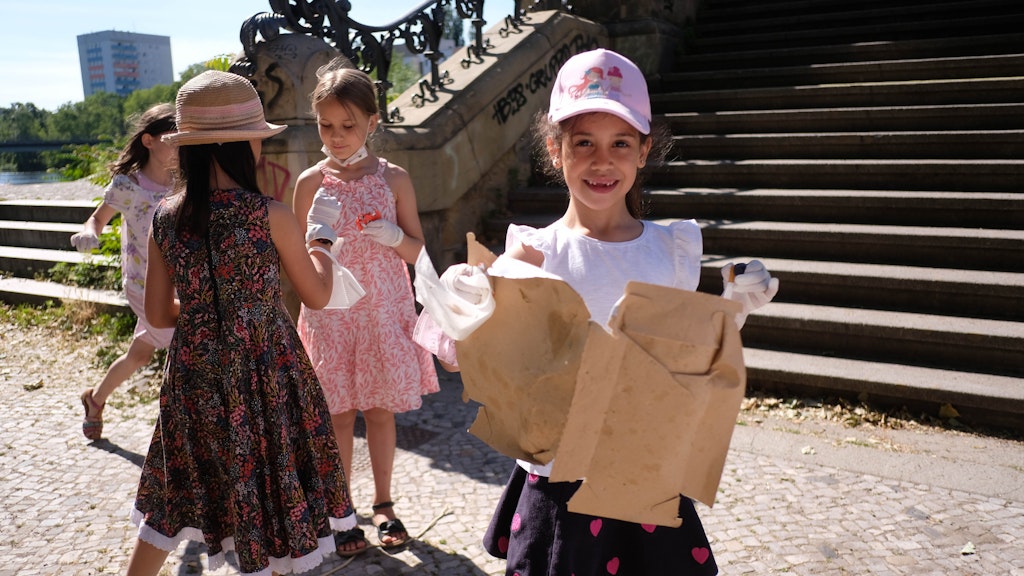 Die Kleinen räumen den Müll der Großen weg. Irgendwie unfair. <br>