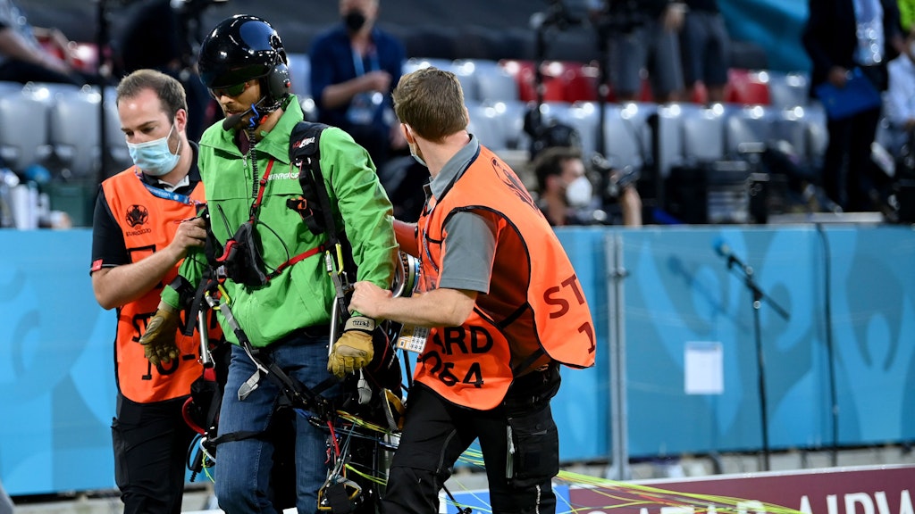 Ordner begleiten den Greenpeace-Aktivisten aus der Arena.