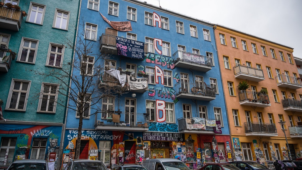 Um dieses Haus geht der Streit: Die Rigaer 94, die von linksradikalen Bewohnern besetzt und verbarrikadiert ist.