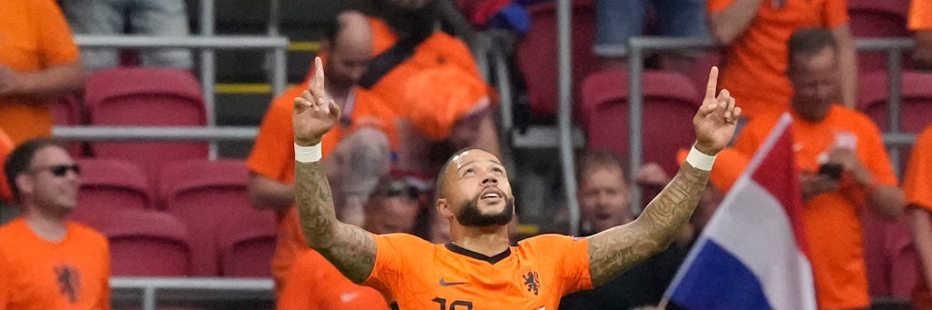 Himmlischer Beistand? Memphis Depay erzielte das 1:0 für die Niederlande.