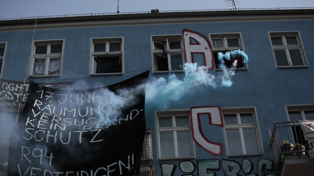 Vermummte Chaoten fackeln Bengalos ab, danach krachen Böller.
