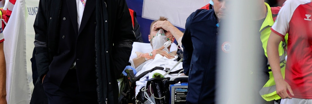  Sanitäter verwenden eine Trage, um den dänischen Spieler Christian Eriksen vom Spielfeld zu bringen. Er kollabierte während der Partie und blieb regungslos liegen.