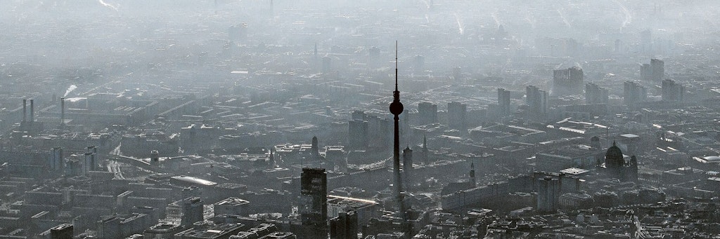 Berlin ist Deutschlands Schlusslicht: Unter einer Dunstglocke liegt der Fernsehturm am Alexanderplatz.