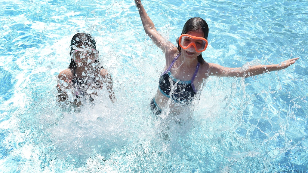 Sicher Abtauchen: Schwimmen macht nicht nur Spaß sondern ist lebenswichtig, wenn man ins Wasser geht.<br>