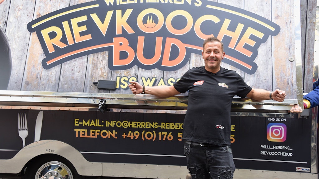 Willi Herren bei der Eröffnung seines Reibekuchen-Trucks im April 2021