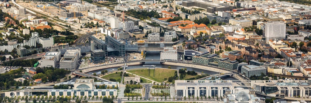 Blick auf das Parlaments- und Regierungsviertel mit dem Band des Bundes. Zwischen Kanzleramt (links unten) und Paul-Löbe-Haus (Mitte rechts) klafft eine Lücke. Dort sollte nach dem preisgekrönten Entwurf der Architekten Charlotte Frank und Axel Schultes das Bürgerforum entstehen.