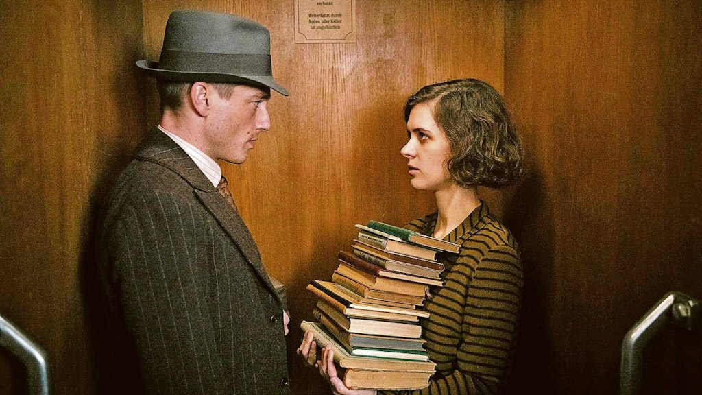Schauspieler Volker Bruch als Gereon Rath und Liv Lisa Fries als Charlotte Ritter in einer Szene der dritten Staffel der Serie „Babylon Berlin“.