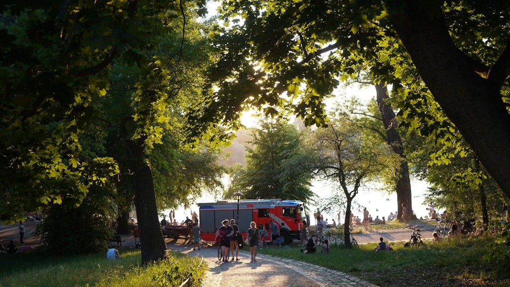 Ein Einsatzfahrzeug der Feuerwehr steht am Ufer des Weißen Sees. Am späten Nachmittag ist ein 25-jähriger Mann im See ertrunken. Die Ursache ist noch nicht bekannt. 