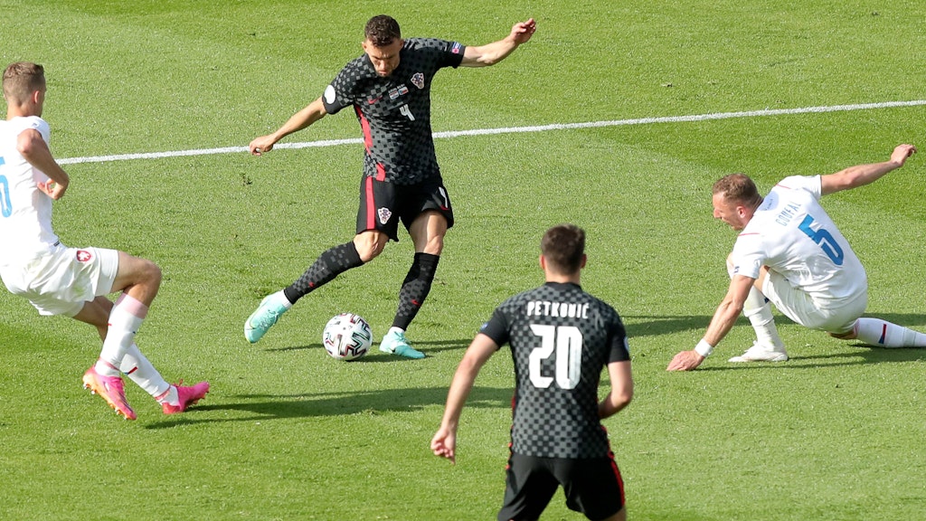 Kroatiens Ex-Bundesliga-Profi Ivan Perisic zieht von rechts nach innen und trifft zum 1:1 gegen Tschechien. 
