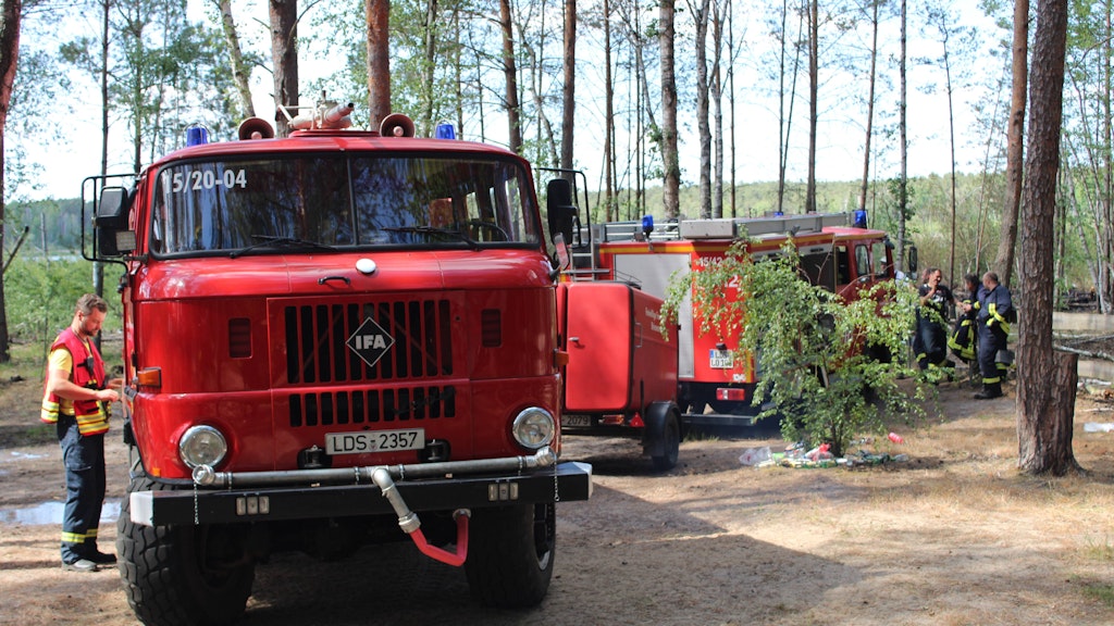 Feuerwehreinsatz an einem Campingplatz in Briesensee. Dort kam es im letzten Jahr zu einem Waldbrand, der durch einen Grill ausgelöst wurde.