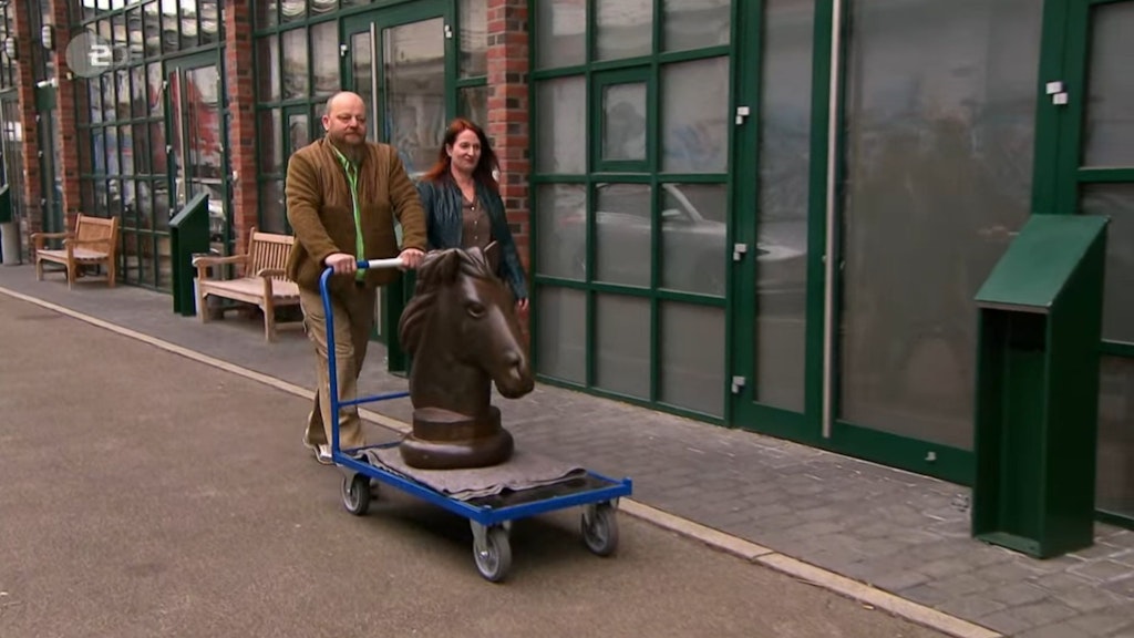 160 Kilo wiegt der Pferdekopf, den Daniela Fuchs und Joe Manhard zu „Bares für Rares“ mitbringen.