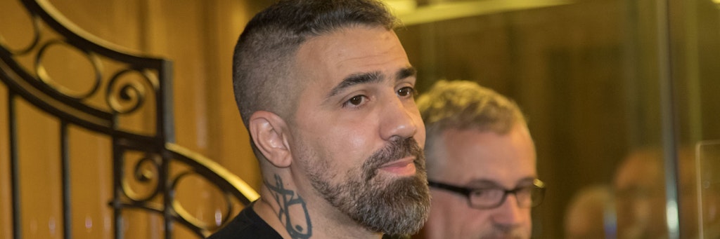 Rapper Bushido mit seinem Rechtsanwalt im Gerichtsaal.
