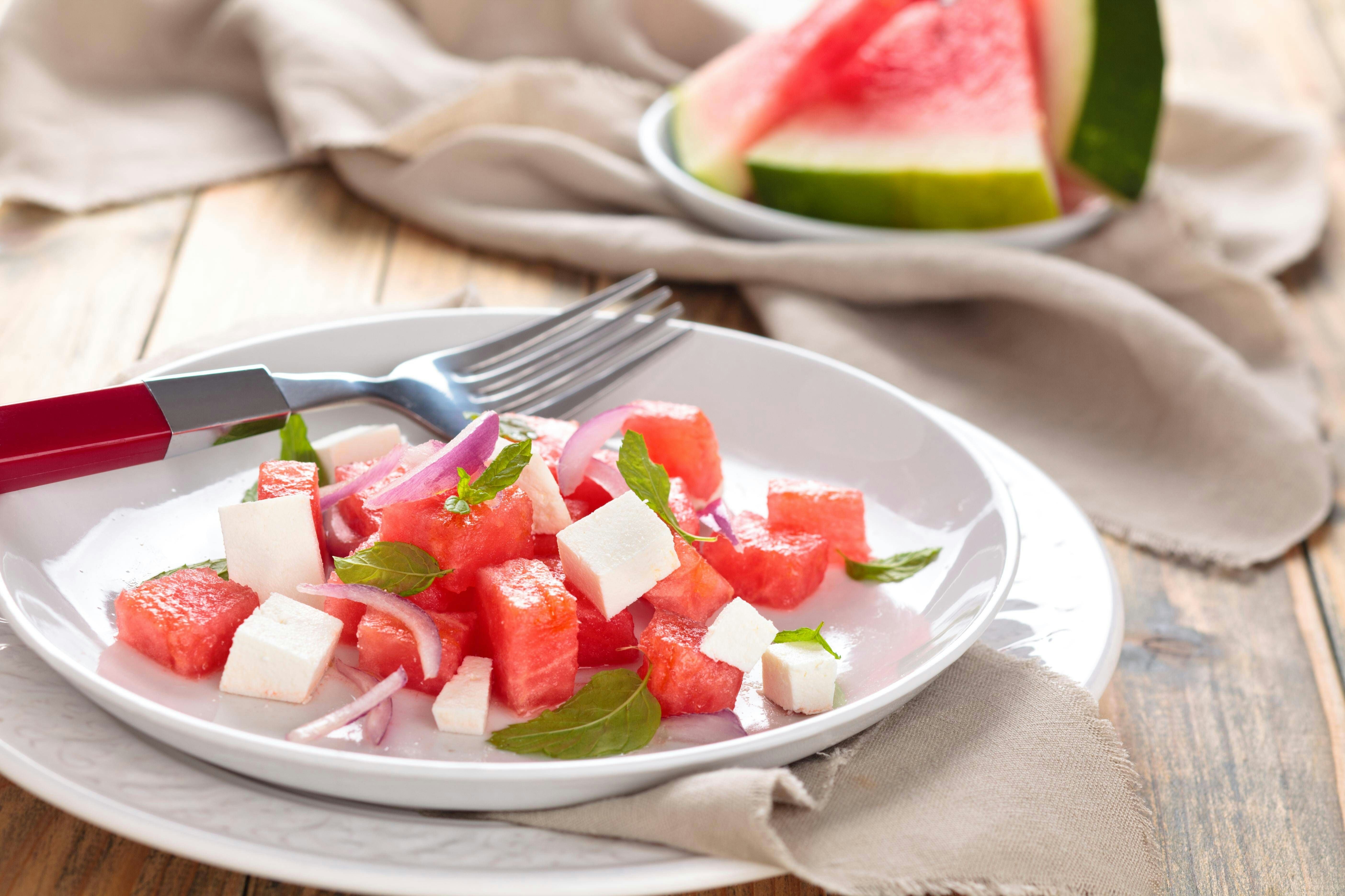 Geniales Rezept für heiße Tage! Dieser Salat mit Wassermelone und ...