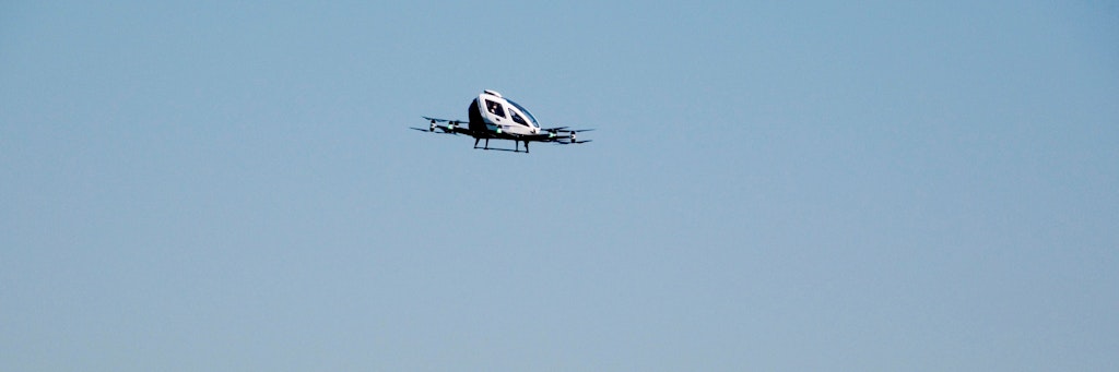 Diese Drohne transportiert auf einem Testflug bereits Menschen. Zukünftige Elektro-Flugzeuge sollen bald Passagierjets auf Kurzstrecken ersetzen.