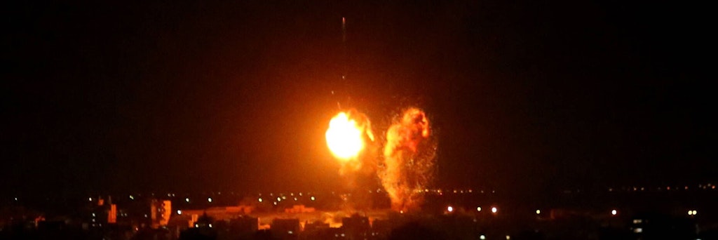 Israelische Kampfjets beschossen Ziele in Gaza-Stadt.