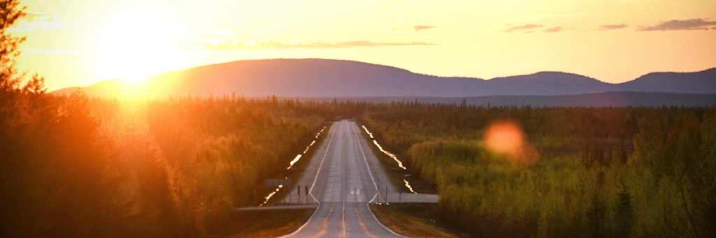 In der finnischen Gemeinde Kittilä, mehr als 100 Kilometer nördlich des Polarkreises, scheint bei Nacht die Sonne.