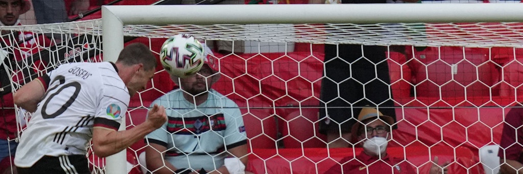 Robin Gosens köpft druckvoll zum 4:1 gegen Portugal ein.