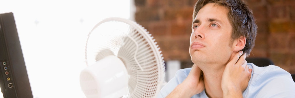 Im Büro hilft nur der Ventilator? Gebäude sollen so umgebaut werden, dass sie nicht mehr so stark aufheizen.