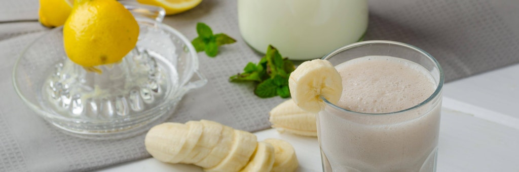 Ein hausgemachter cooler Bananen-Smothie. 