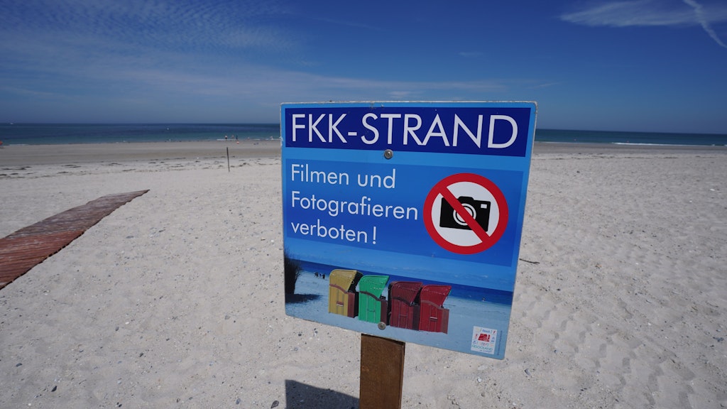 Ein Hinweisschild auf Helgoland „FKK-Strand. Filmen und Fotografieren verboten!“ Gaffer und Spanner sind an Nacktstränden oftmals ein Problem.