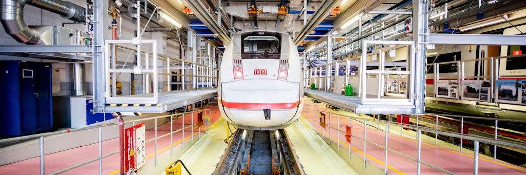 Ein ICE 4 steht im ICE-Werk Rummelsburg in der Wartungshalle.