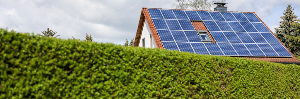 Solarzellen auf dem Hausdach sollten ab 2023 Pflicht werden.