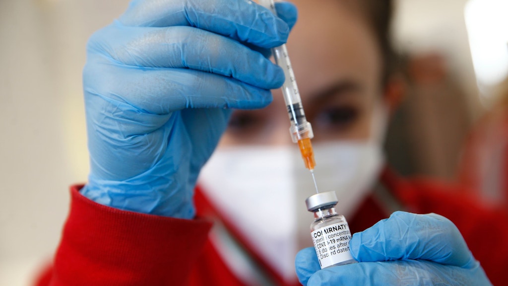 Ein medizinische Angestellte bereitet eine Corona-Schutzimpfung mit dem Impfstoff von Biontech/Pfizer vor.