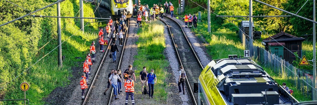 Rettungskräfte sichern die Strecke als Passagiere den Zug verlassen, nachdem der Triebwagen des Regionalexpress von Stuttgart nach Schwäbisch Hall ein 14 Jahre altes Mädchen erfasst hat. 