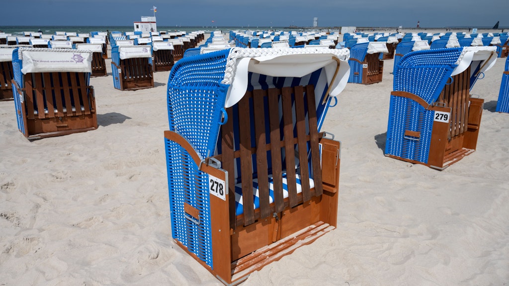 Leere Strandkörbe stehen am Strand an der Küste der Ostsee. Für Urlauber aus Mecklenburg-Vorpommern können Hotels und Ferienwohnungen wieder öffnen. 