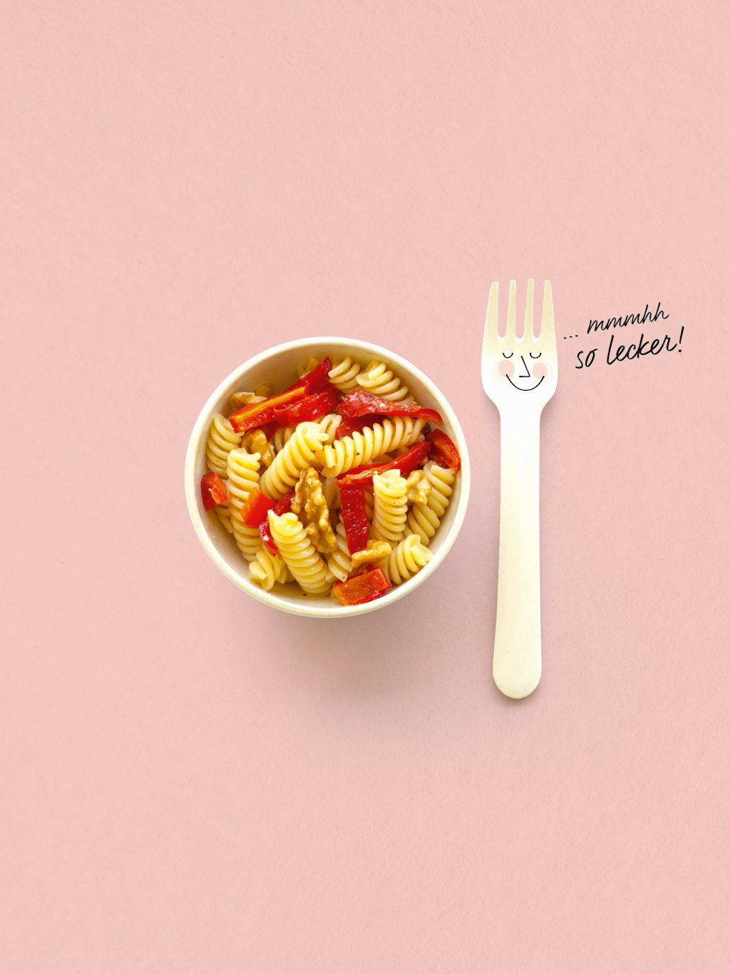 Eine Idee auf die Schnelle: Für die Paprikapasta müssen nur Nudeln gekocht, gegrillte Paprika aus dem Glas geschnitten und angebraten sowie mit gerösteten Walnüssen vermischt werden. Mit Salz und Pfeffer abschmecken – fertig.