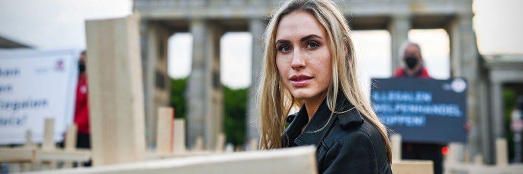 Model Alena Gerber bei der Mahnwache gegen illegalen Welpenhandel.<br>
