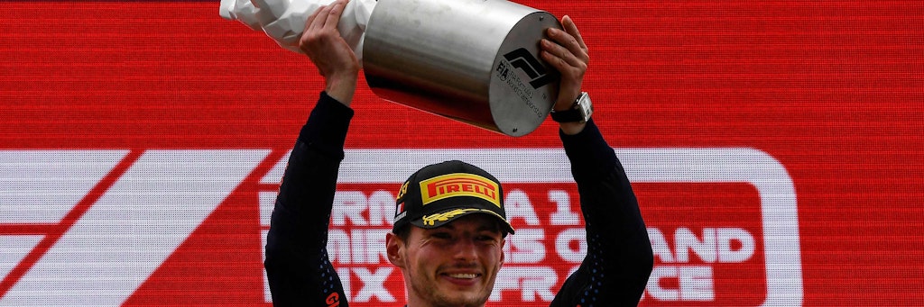 Max Verstappen stemmt jubelnd die Trophäe nach dem GP von Frankreich in die Höhe.