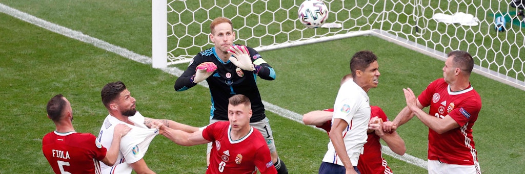 Genau im Blick hat er ihn schon, gleich schnappt sich Peter Gulacsi gegen Frankreich auch diesen Ball.