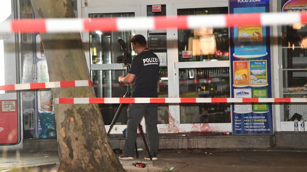 Ein Polizist dokumentiert den blutigen Tatort.