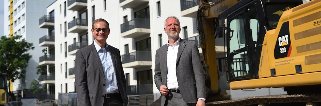 Der Regierende Bürgermeister Michael Müller und Stadtentwicklungssenator Sebastian Scheel (v. l.) vor einem von drei Neubaublöcken in der Ifflandstraße in Mitte. <br>