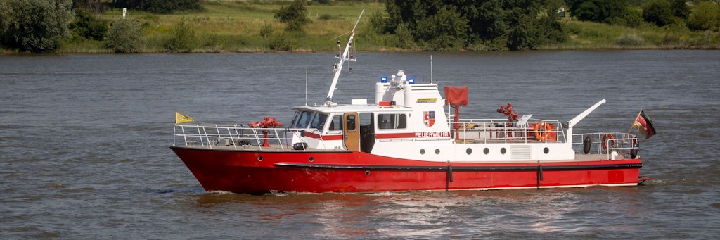 Feuerwehr und Polizei suchten seit Tagen nach den zwei vermissten Mädchen am Rhein in Duisburg.