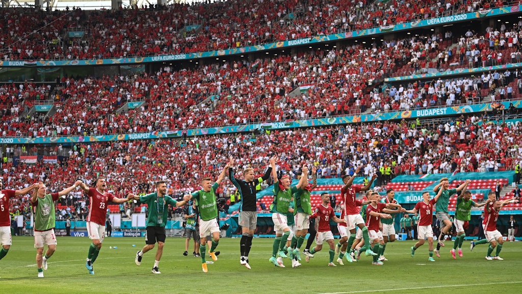 Ungarns Torhüter Peter Gulacsi (M) und seine Mitspieler freuen sich nach dem 1:1 gegen Frankreich.