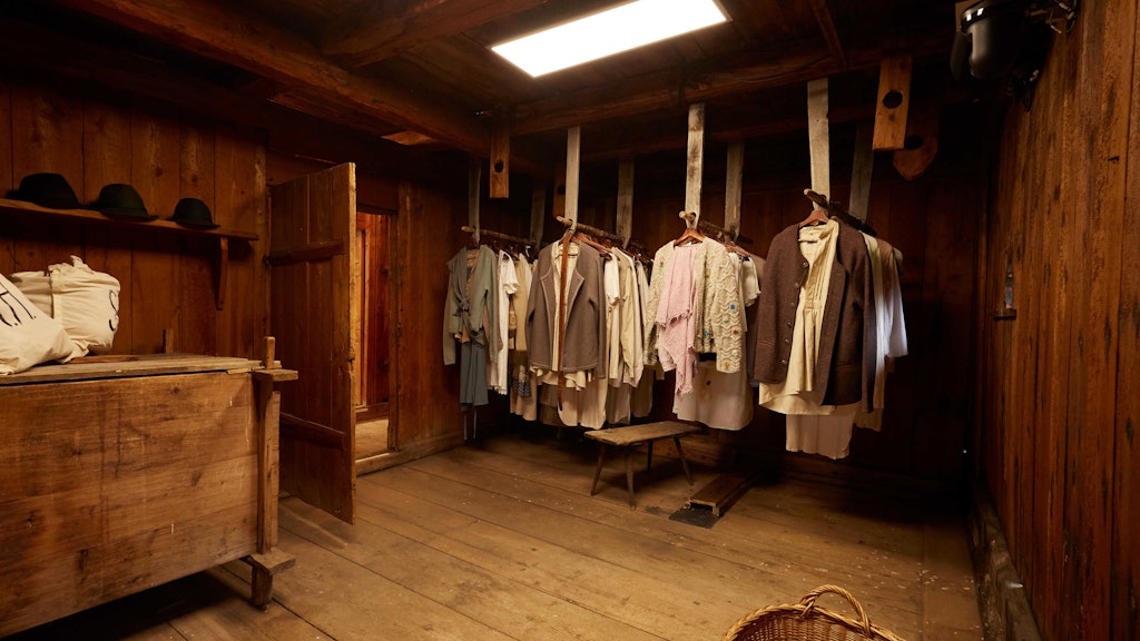 Auch der Kleiderschrank ist schon eingeräumt: Die Alm-Klamotten warten auf die Promis.